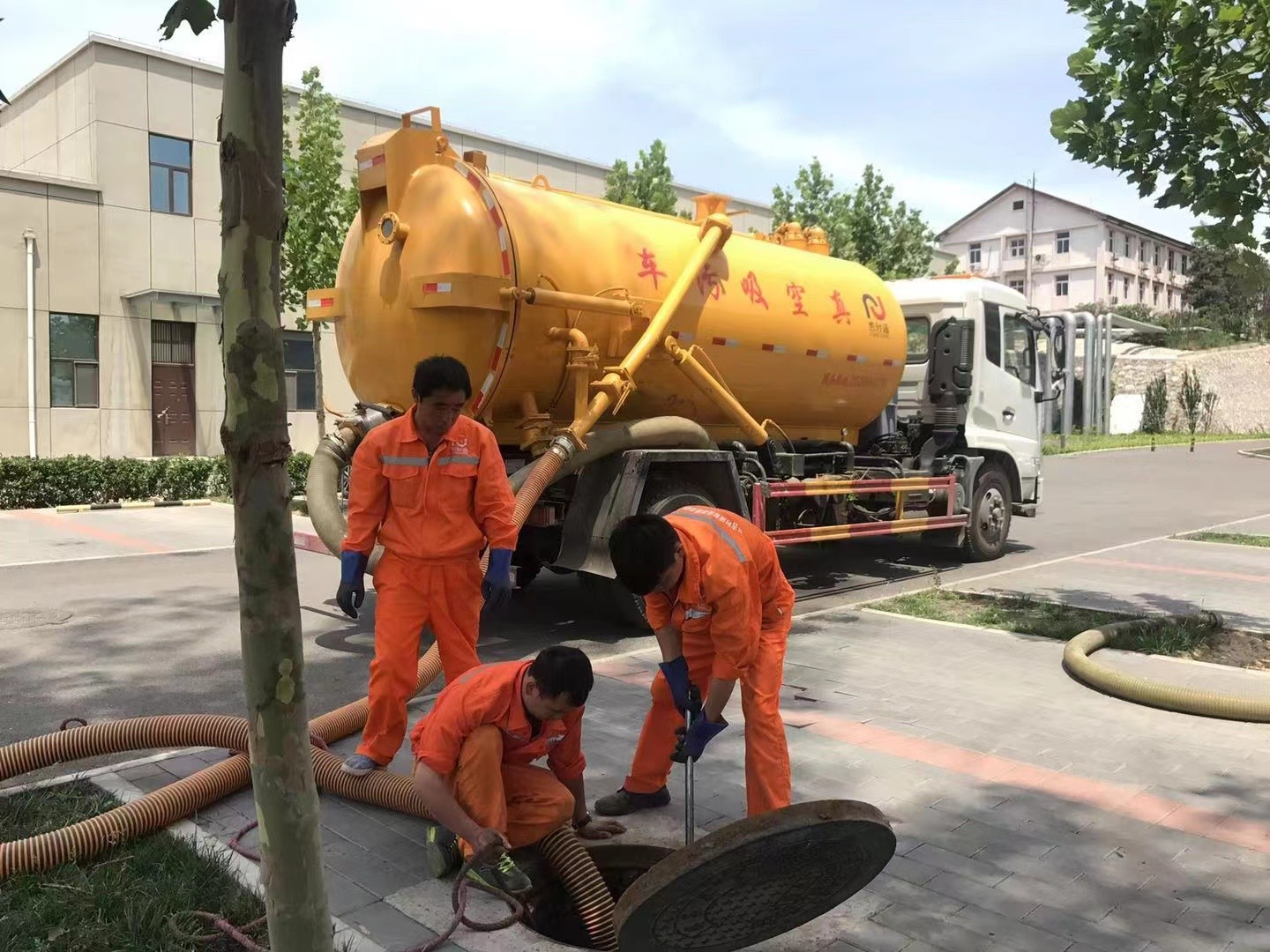 邯山管道疏通车停在窨井附近