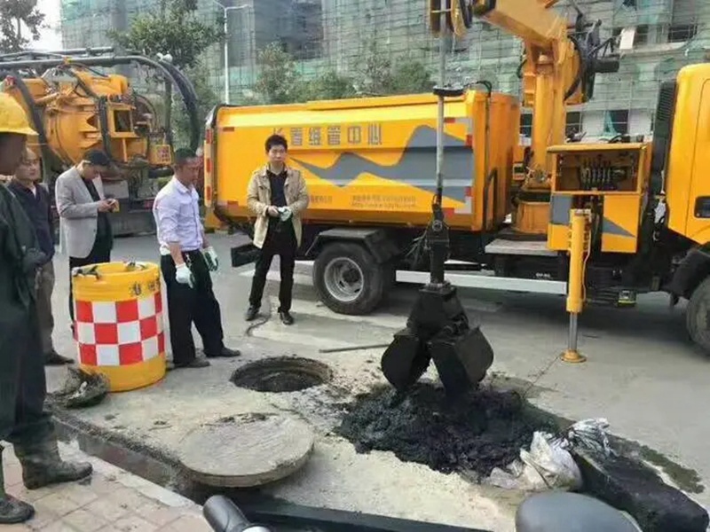 邯山街道：网格员化身“清道夫”，为民解忧疏通“堵心”化粪池