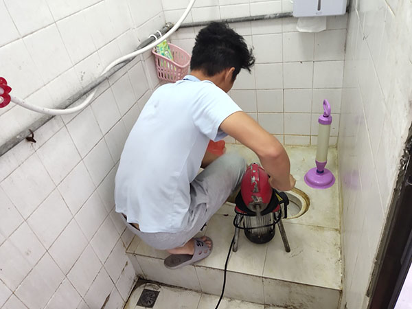 邯山肥皂掉到马桶里把马桶堵住了怎么办？马桶堵住了怎么办