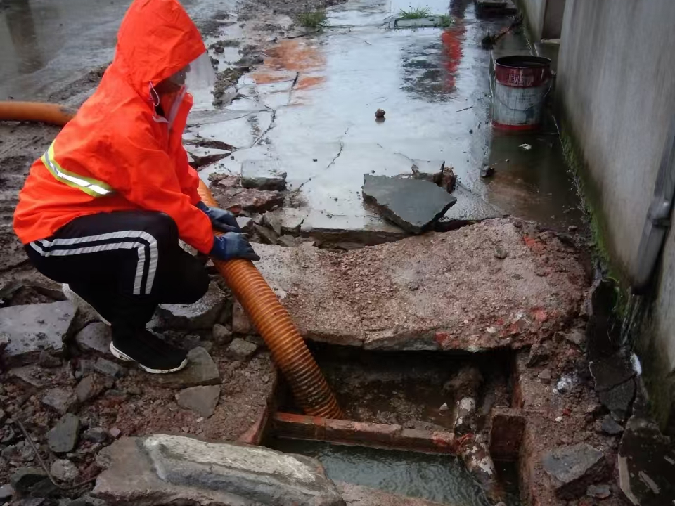 邯山专业清理污水池 炜誉市政以规范流程守护城市 “肠道”