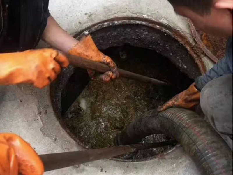 邯山清理化粪池时如何避免沼气的危害？